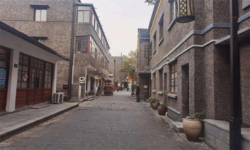 瓶窑商城位于杭州市余杭区瓶窑镇中心区域